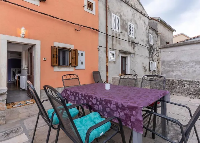 Jurasic Apartment *